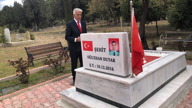 Başkan Sefer şehitlikleri ziyaret etti