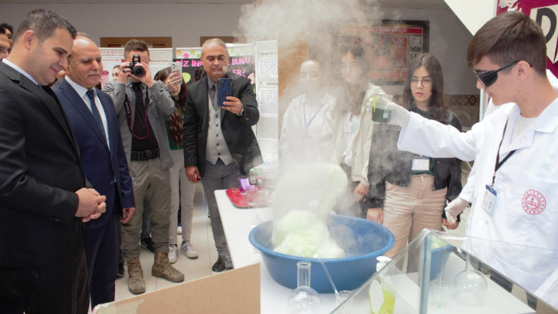 Fen lisesi öğrencileri bilim fuarında projelerini sergiledi