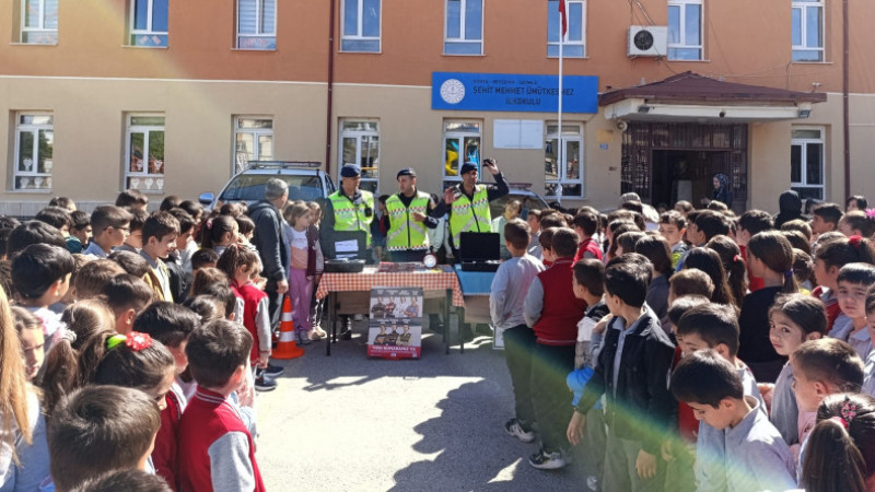 Beyşehir'de jandarmadan öğrencilere ve vatandaşlara trafik eğitim seminerleri