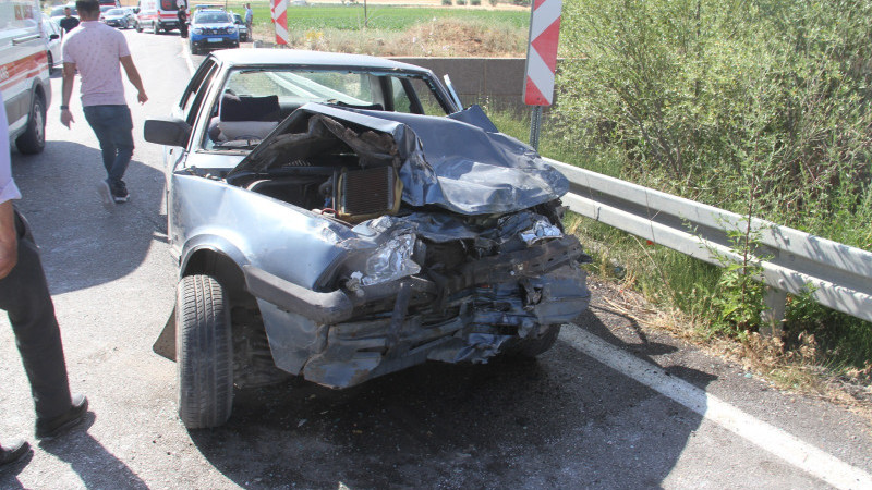 Beyşehir'de süt tankı taşıyan kamyonetle otomobil çarpıştı: 4 yaralı