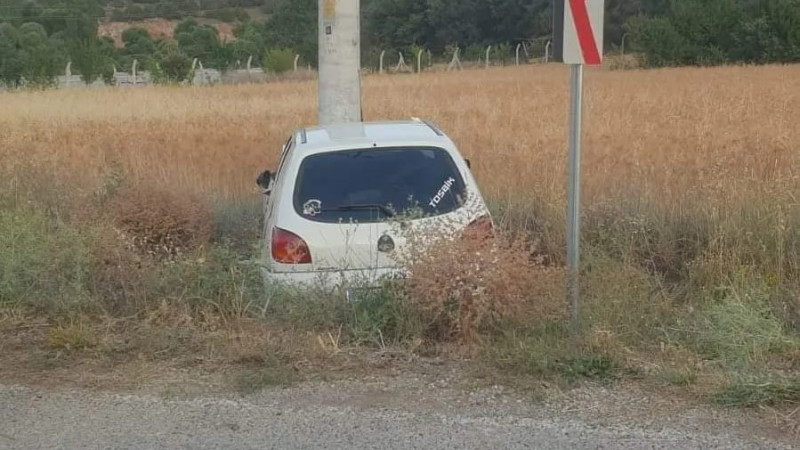  Beton elektrik direğine çarpan otomobildeki 2 kişi yaralandı