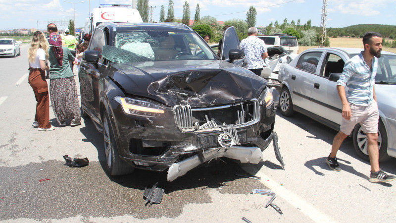 Beyşehir'de üç aracın karıştığı zincirleme kazada 4 kişi yaralandı