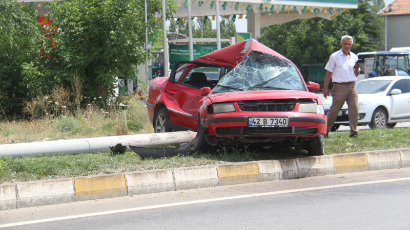 Otomobil refüjdeki aydınlatma direğine çarptı,yaralılar var