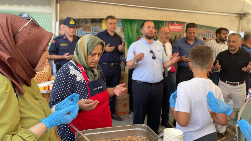 AK Partili hanımlardan vatandaşlara aşure ikramı