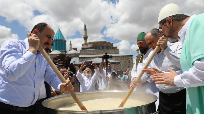 300 yıllık tarifli aşure dağıtıldı,4 saat boyunca kaynatıldı