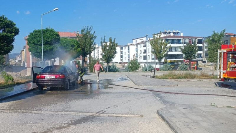 Hastane bahçesinde  araç yangını