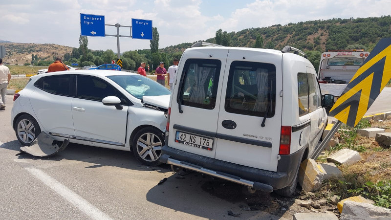 Otomobille hafif ticari araç çarpıştı,yaralılar var