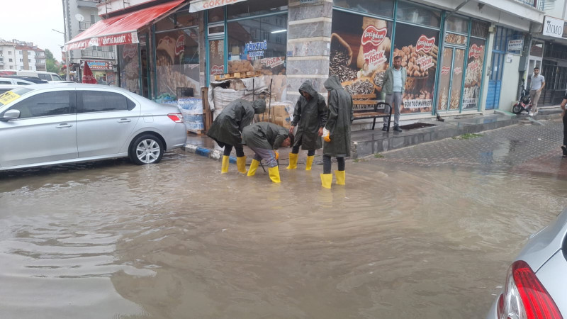 Beyşehir'i serinleten yağmur! Hazırlıksızyakalananlar zor anlar yaşadı