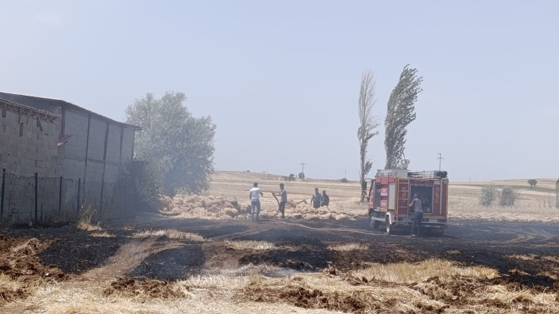 Yangın, ekin tarlasını ve saman balyalarını kül etti