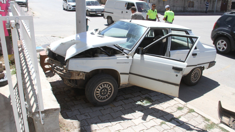 Yüreklerin ağza geldiği an! Otomobiller kavşakta çarpıştı, yaralılar var