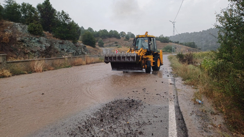 Beyşehir'i serinleten yağmur, Huğlu'da yolu ulaşımı kapattı