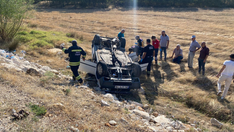 Otomobil şarampole devrildi, 2 kişi yaralandı