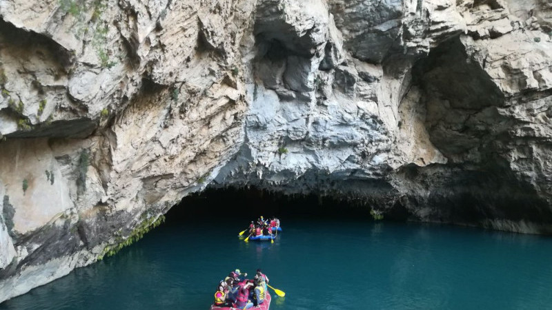 Beyşehir Gölü'nün hayat verdiği mağaraya ziyaretçi akını