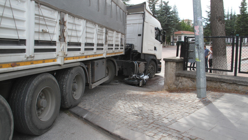 Beyşehir'de TIR'ın altında kalan motosikletteki 2 kişi yaralandı