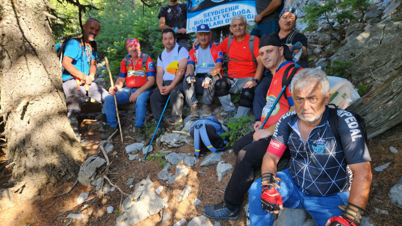 İki ilçenin dağcıları, zorlu Giden Gelmez dağlarına tırmandı