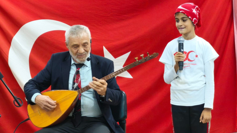 Bağlama sanatçısı Ali Osman Erbaşı dinleyenlerinin kulaklarının pasını sildi