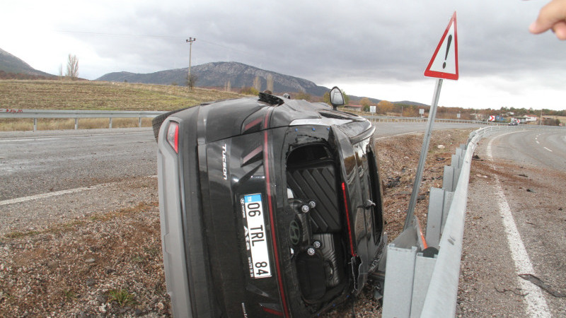 Bariyerlere çarparak devrilen otomobildeki sağlıkçılar yaralandı