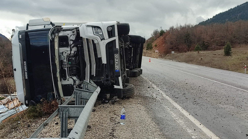 Bariyerlere çarparak devrilen TIR’ın sürücüsü yaralandı