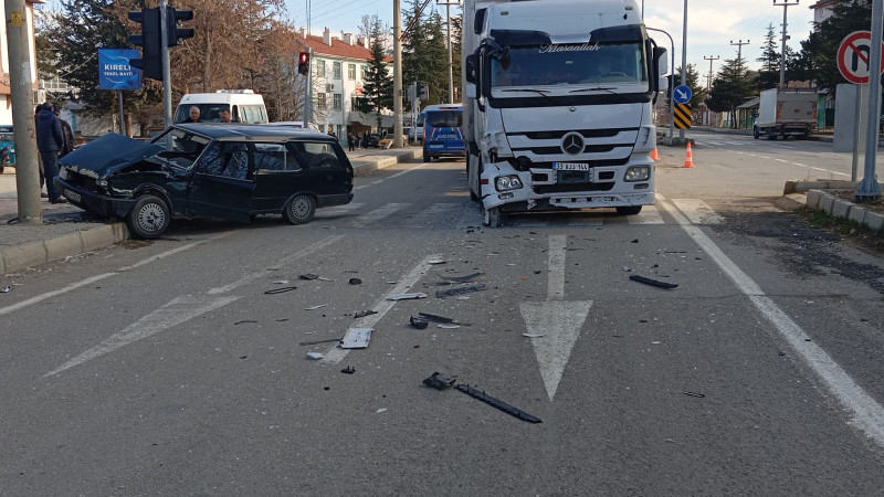    TIR’la çarpışan otomobilin sürücüsü yaralandı   