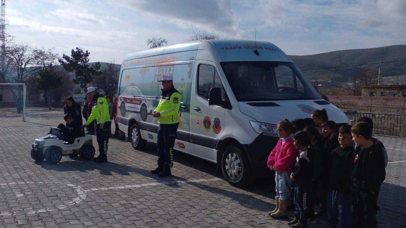 Öğrenci ve sürücülere trafik eğitimi verildi