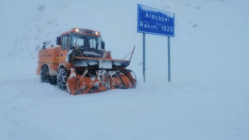 Antalya kara yolu ağır tonajlı araçlara trafiğe kapatıldı