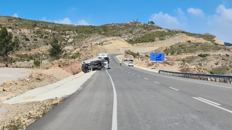 Şiddetli fırtına, TIR ve kamyonetin devrilmesine yol açtı