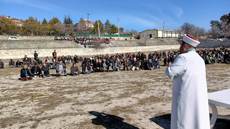 Mahalle sakinleri yağmur duasında biraraya geldi