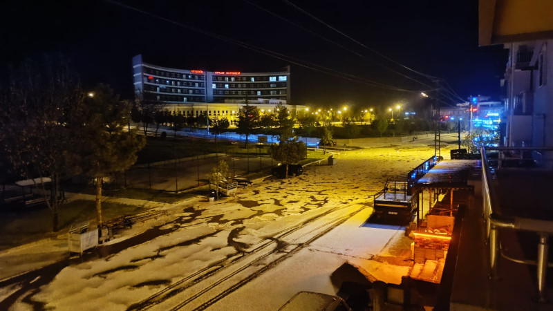 Beyşehir doluya teslim! Yolları beyazlattı