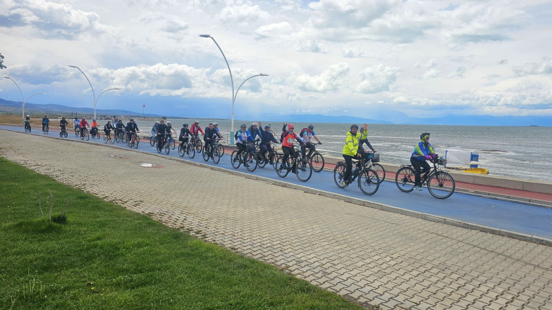 Beyşehir Gölündeki şiddetli kuraklığa dikkat çekmek için pedal çevirdiler