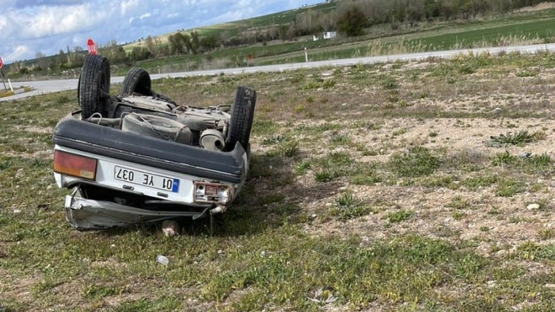 Kavşakta taklalar atarak devrilen otomobildeki 3 kişi yaralandı