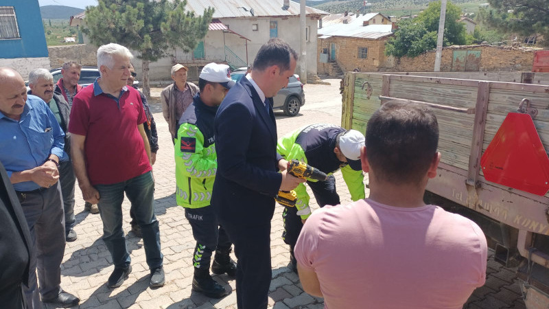 Traktör sürücülerine güvenli yolculuk için reflektör dağıtıldı