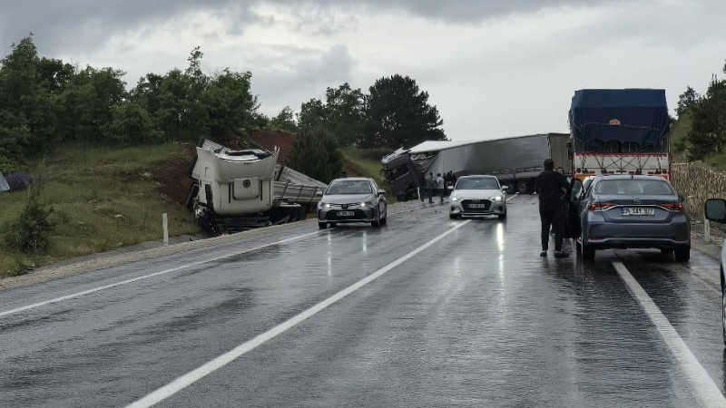 TIR'lar çarpıştı, Beyşehir Antalya kara yolu ulaşıma kapandı