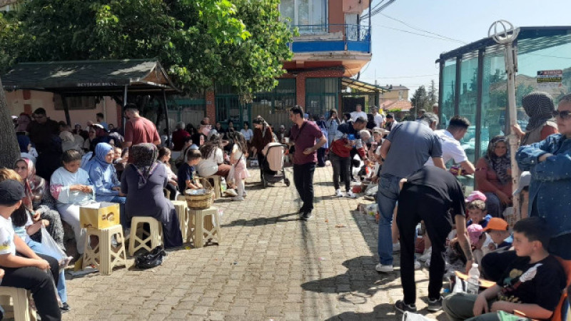 Bu mahallede bayram şekerleri çocukların ayağına kadar geliyor
