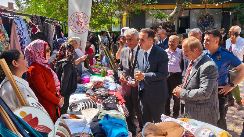 Göz kamaştıran yıl sonu sergisi!