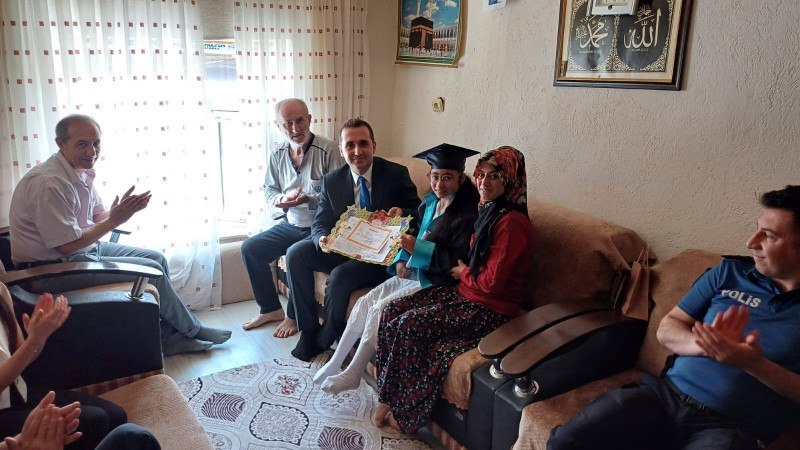 Evde eğitimle öğrenimini tamamlayan Nazlıcan, mezuniyet cübbesi giydi