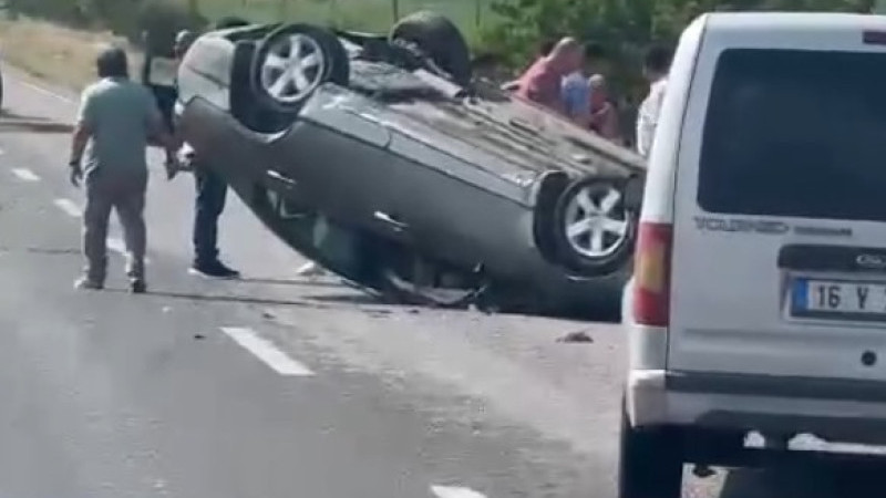 Devrilen otomobildeki iki kişi yaralandı