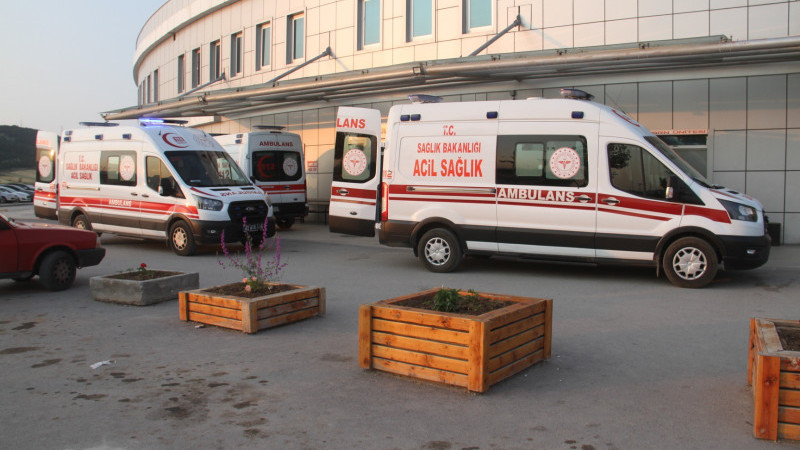 Uçuruma devrilen otomobildeki 3 kişi yaralandı