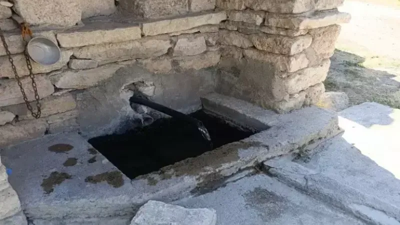 Yeniden akmaya başlayan çeşme, mahalle sakinlerini sevindirdi