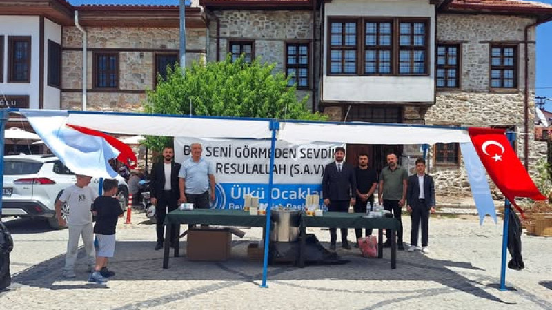 Beyşehir'de Ülkü Ocakları'ndan aşure ikramı
