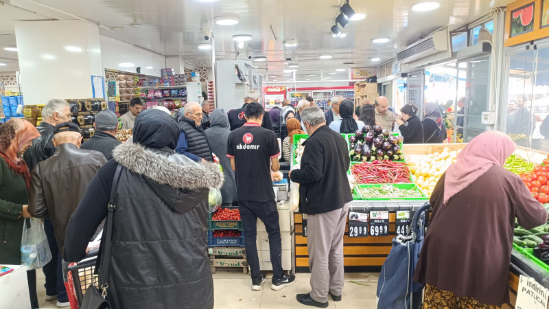 Akdemir Market’te Her Salı Manav Günü: Fiyatlar Yarıya İniyor!