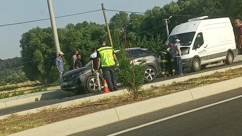 Beyşehir'de minibüs otomobile arkadan çarptı: 3 yaralı