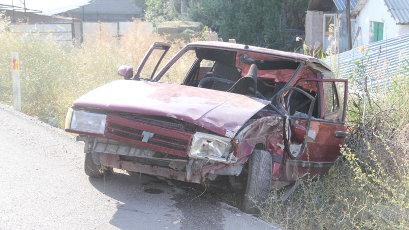 Otomobil emniyet şeridinde park halindeki araca çarptı; 2 yaralı