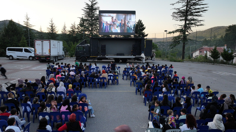 Beyşehir'in dış mahalleleri ve Derebucak'ta sinema keyfi