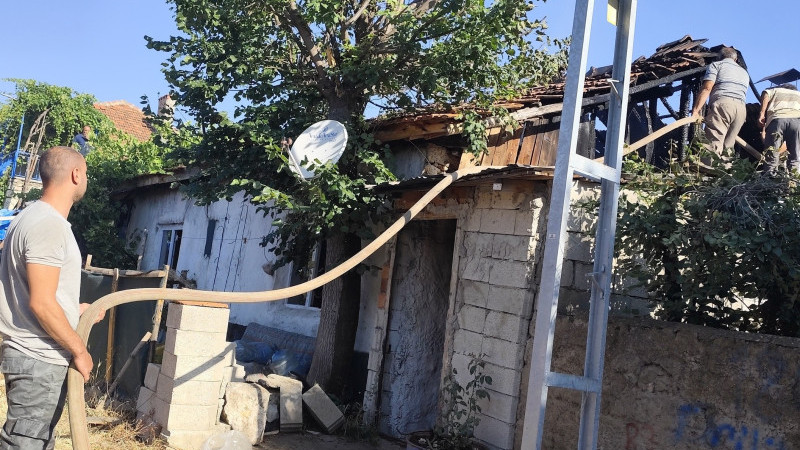 Beyşehir'deki yangın bir evi kül etti 