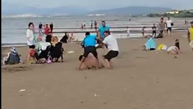 O anlar kamerada! Plajda yumruklar konuştu, 6 kişi yaralandı
