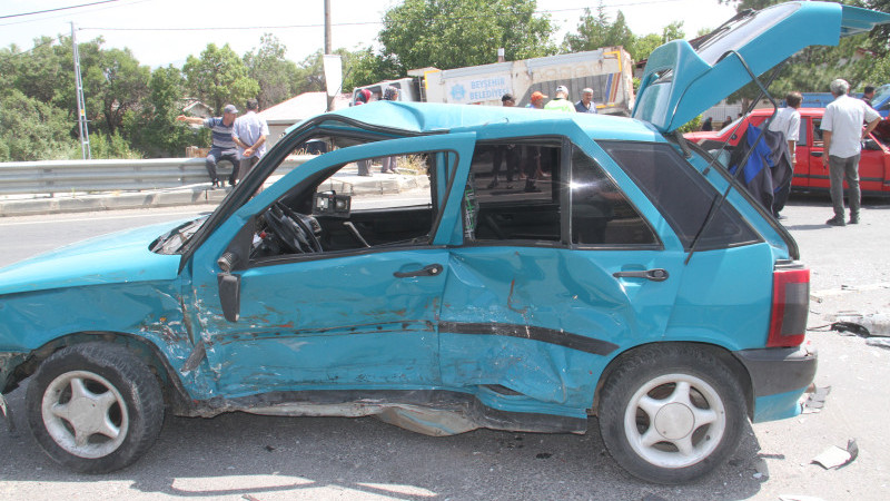 Kavşakta çarpışan iki otomobildeki 4 kişi yaralandı