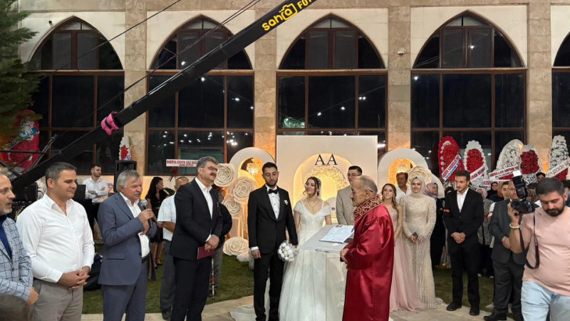 Beyşehir'de siyaset dünyasını buluşturan düğün