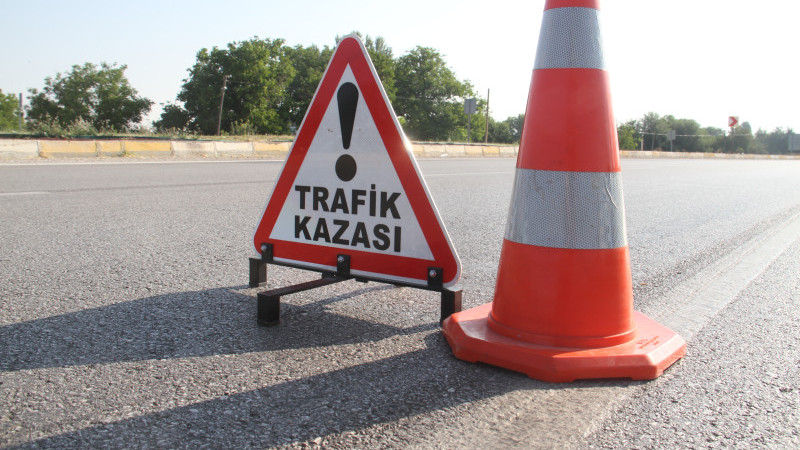 Beyşehir Antalya kara yolunda iki otomobil çarpıştı: 6 yaralı