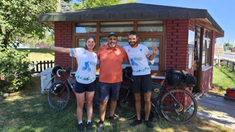 Türkiye'de tanışıp dünya turu için beraber pedal çevirmeye başladılar