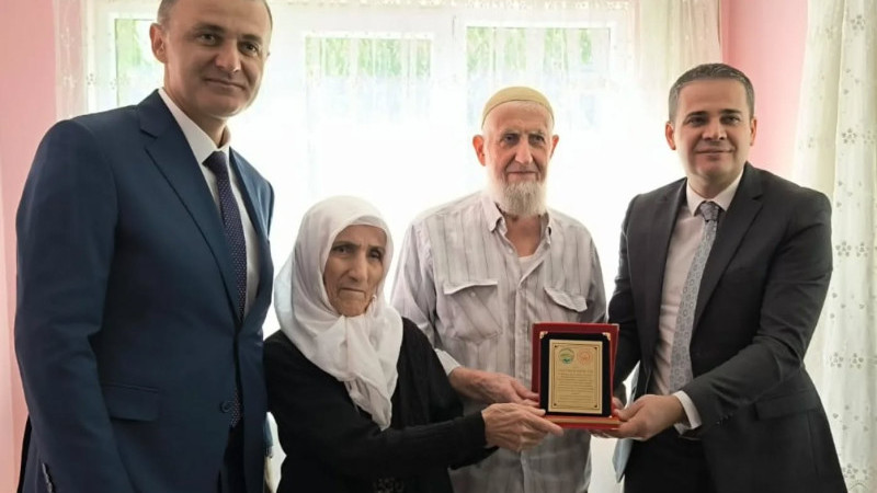 Beyşehir’de örnek çiftlere plaket